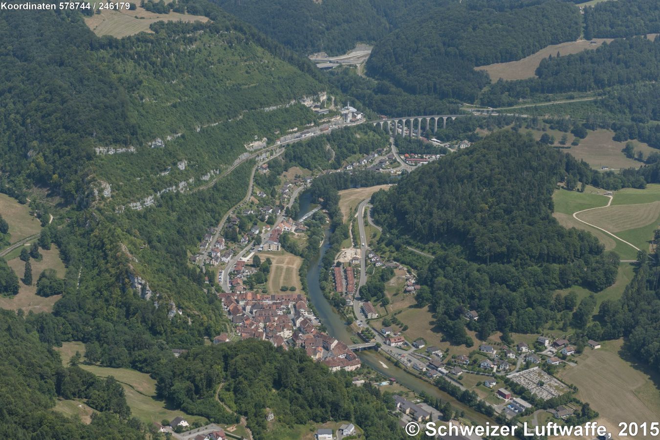 St. Ursanne. Altstadt vorne im Bild. Einsenbahnbrücke (SBB), und Autobahnanschluss A16/E27.